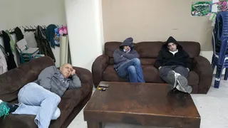 Ученики спят в детской галерее во время конгресса